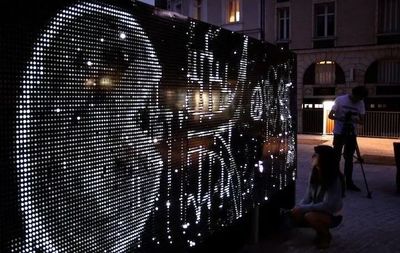 创意水光涂鸦板 让光影与互动交织的艺术装置